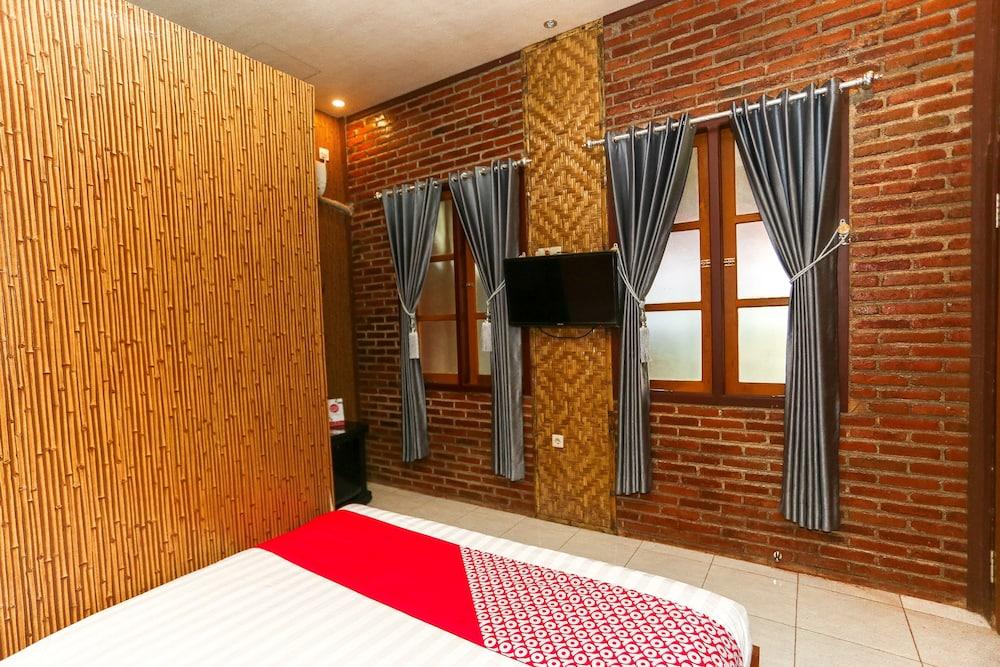 Vaccinated Staff - Oyo 1230 Kampoeng Osing Syariah Guesthouse Banyuwangi  Exterior photo