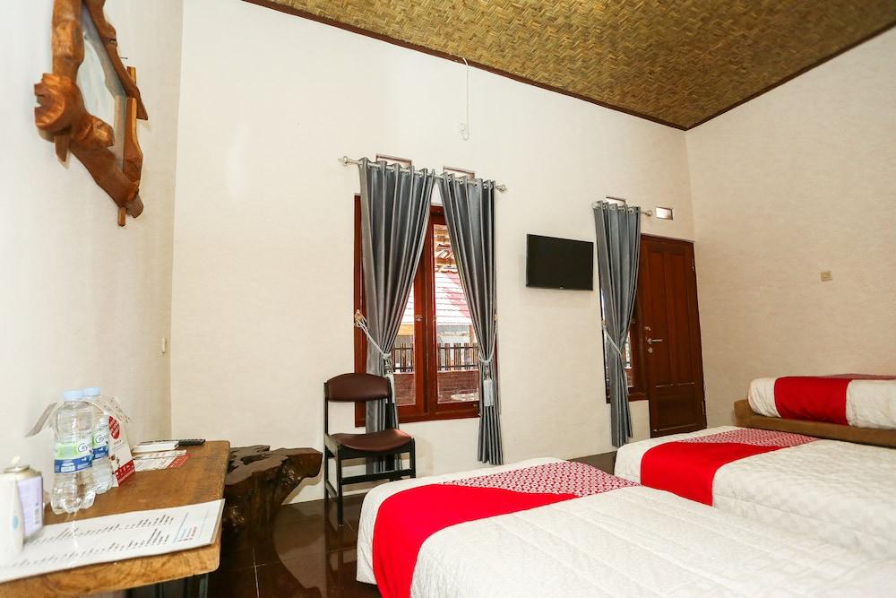 Vaccinated Staff - Oyo 1230 Kampoeng Osing Syariah Guesthouse Banyuwangi  Exterior photo