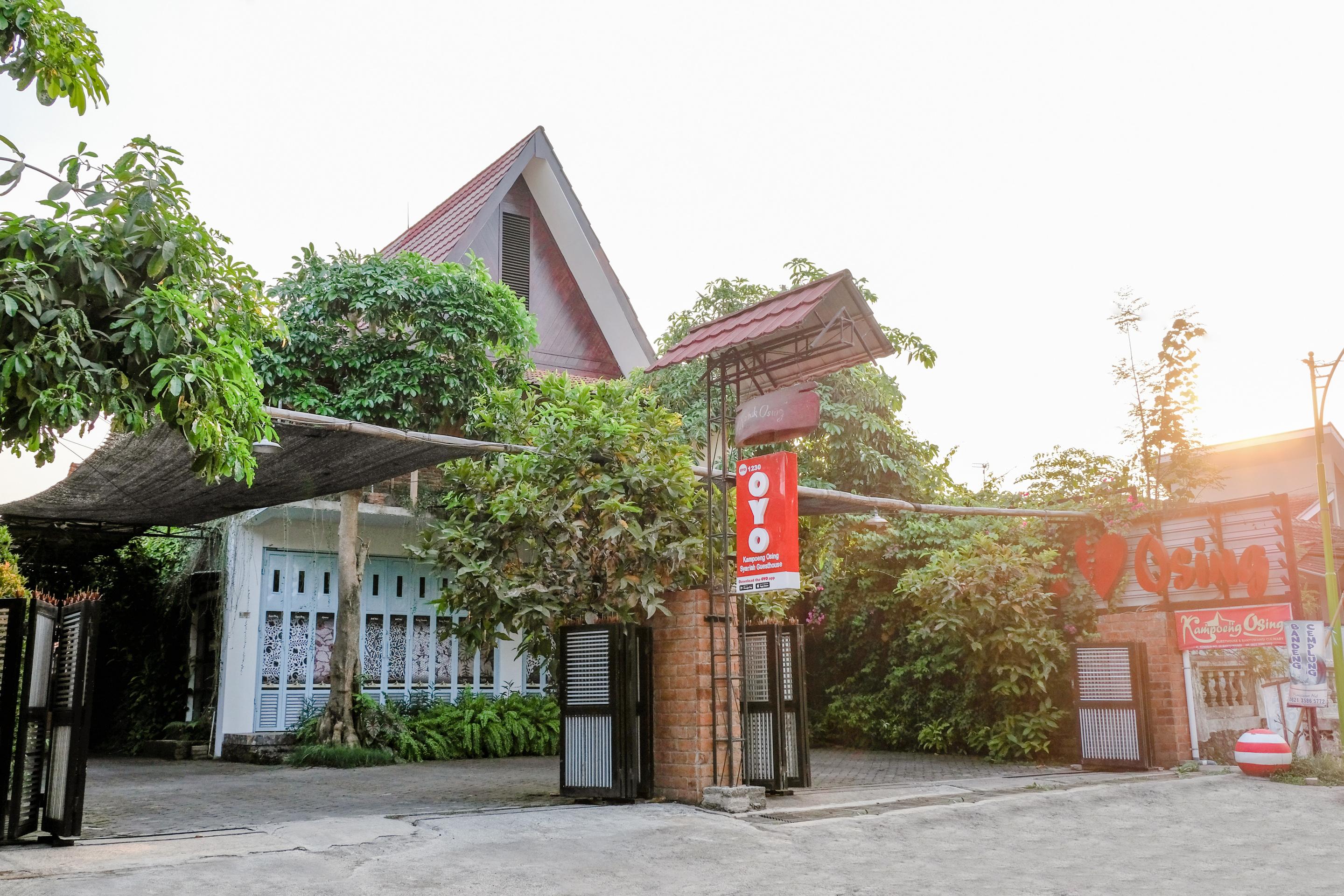 Vaccinated Staff - Oyo 1230 Kampoeng Osing Syariah Guesthouse Banyuwangi  Exterior photo