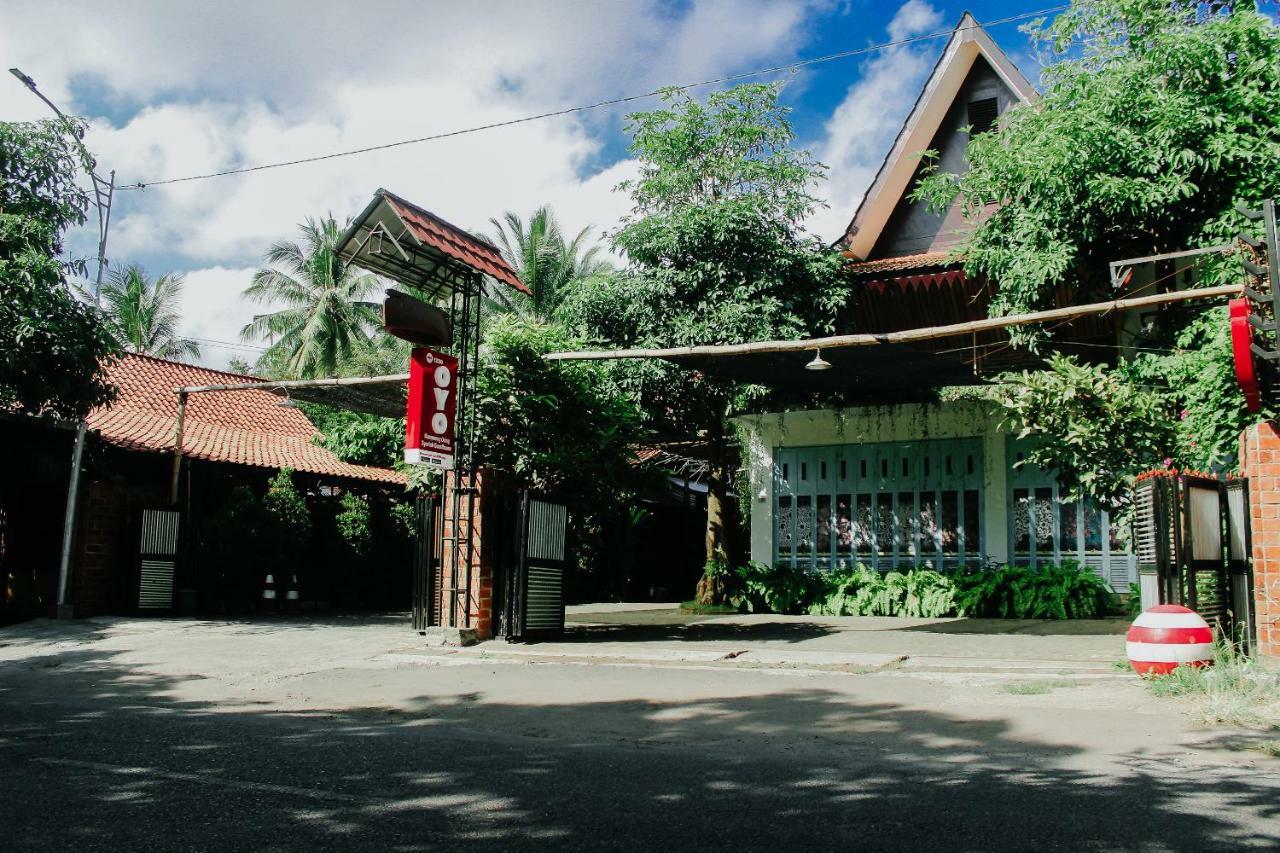 Vaccinated Staff - Oyo 1230 Kampoeng Osing Syariah Guesthouse Banyuwangi  Exterior photo